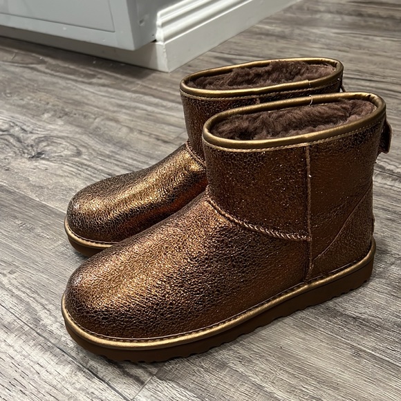 New UGG Bronze Classic Mini Metallic Sparkle Boots - Picture 3 of 12